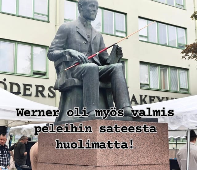 Werner Söderströmin patsas biljardikepin kanssa